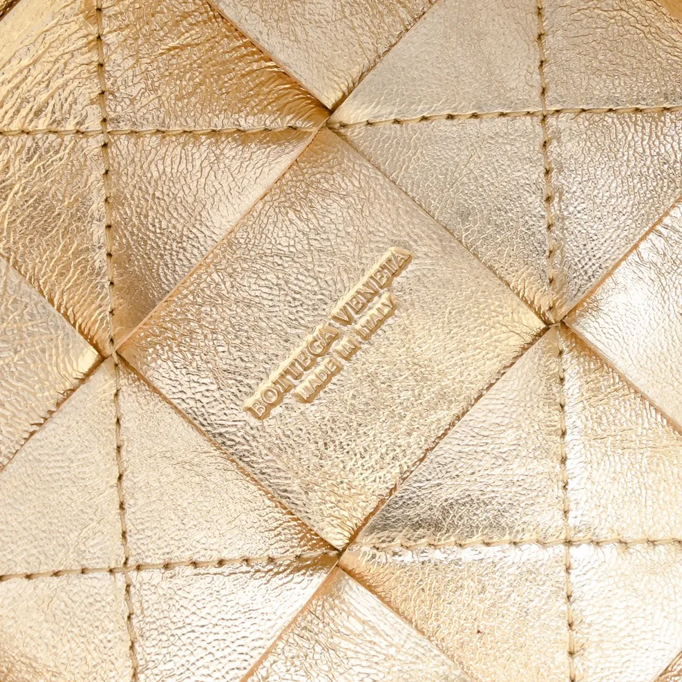 Batch 1460 large size/pure gold 🔻Bottega veneta* new woven small bucket bag latest series # The square bag shape is matched with classic woven elements, drawstring design, minimalism, and has a particularly large capacity. Every color is beautiful, it is simple and elegant but has a cool style. Both men and women can control it, and the upper body is fashionable and classy! Style number: 6612# Large size; 18*14*14cm